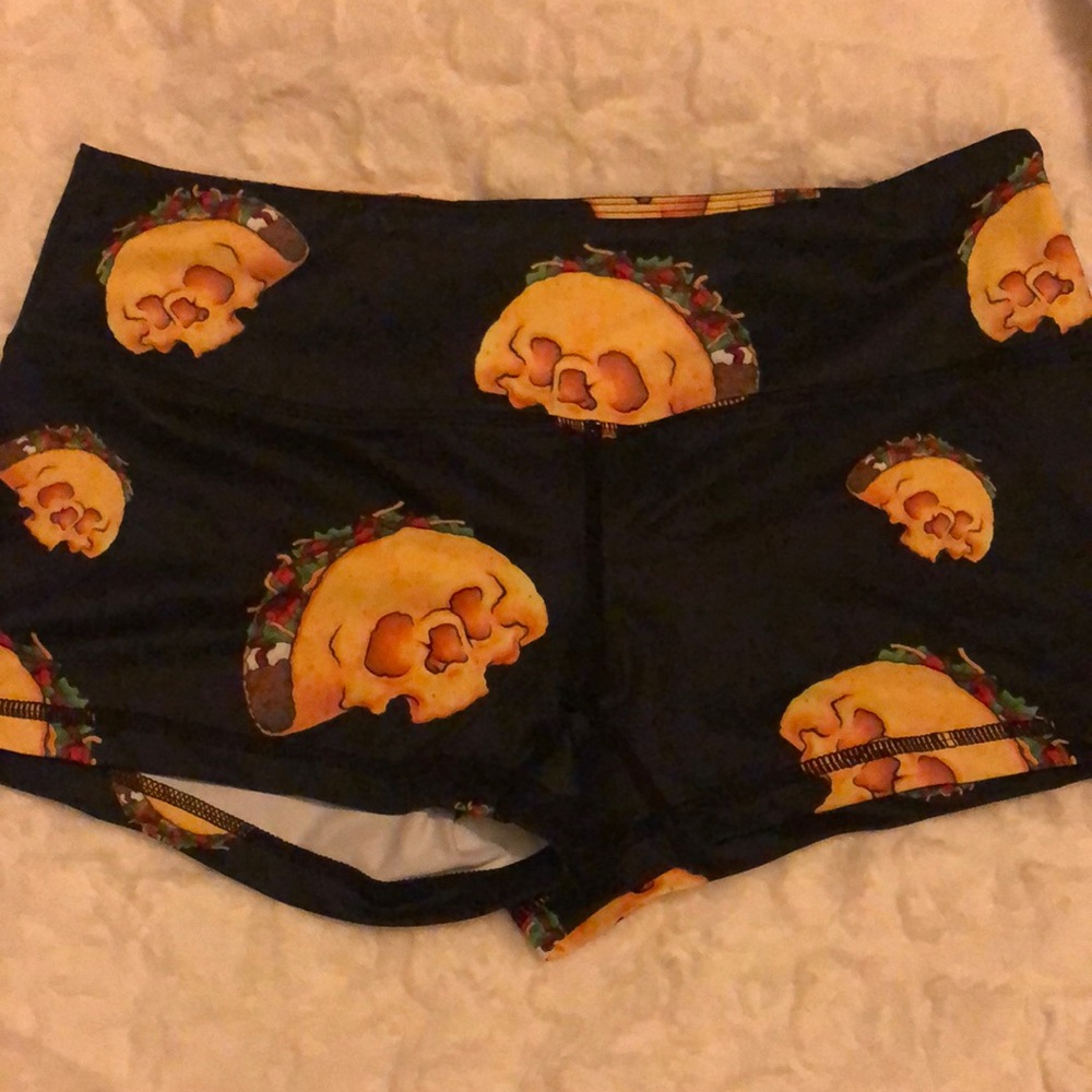 Feed me fight me size medium skull taco shorts